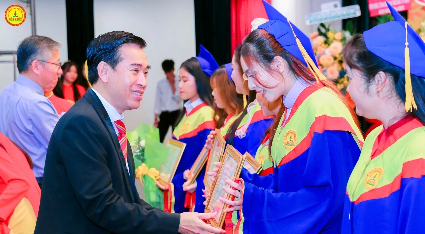 DAI VIET COLLEGE WELCOMES OVER 1,000 NEW STUDENTS AND AWARDS SCHOLARSHIPS WORTH 3 BILLION VND