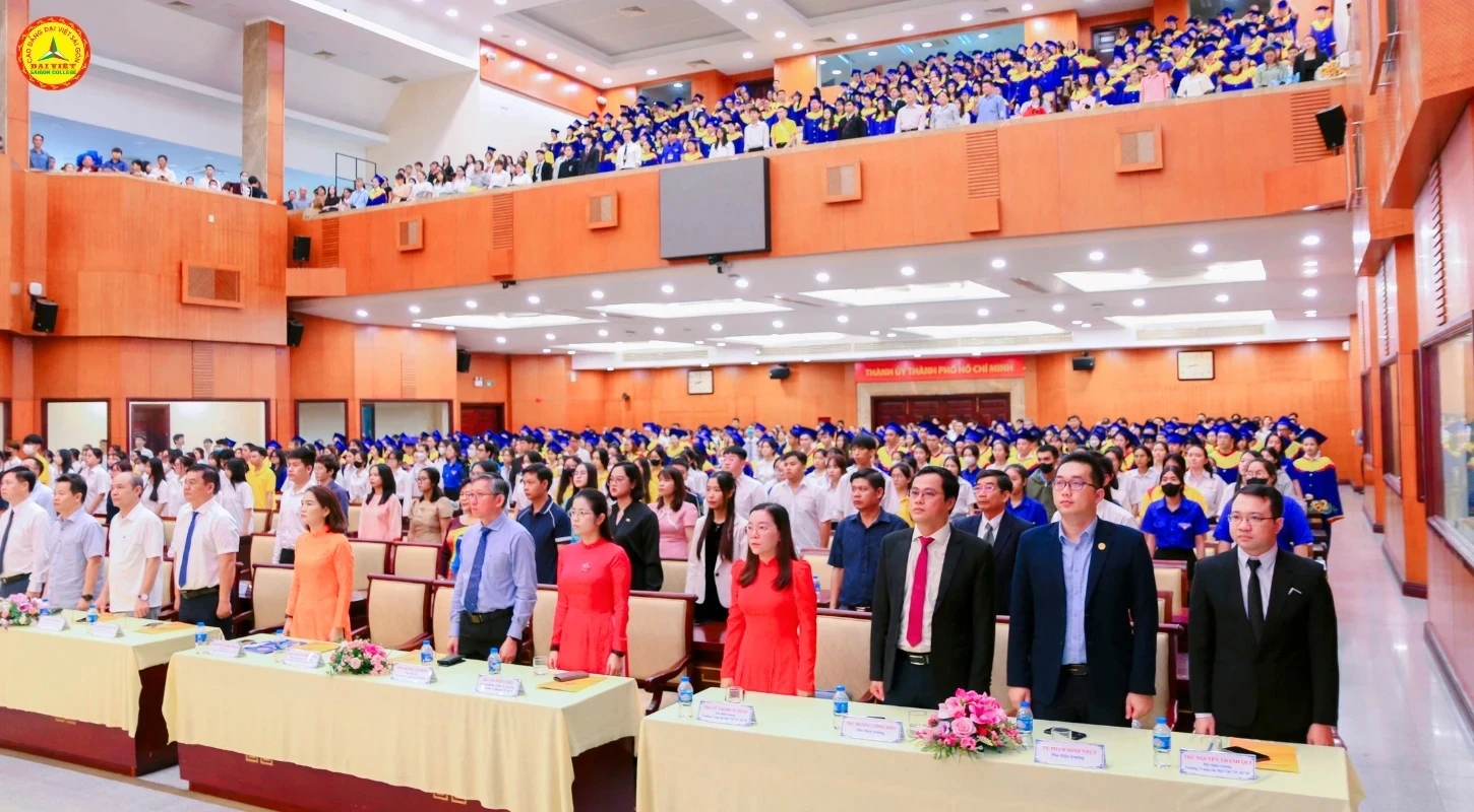 NEARLY 700 GRADUATES RECEIVE DIPLOMAS AND SCHOLARSHIPS WORTH 3 BILLION VND AT OPENING CEREMONY