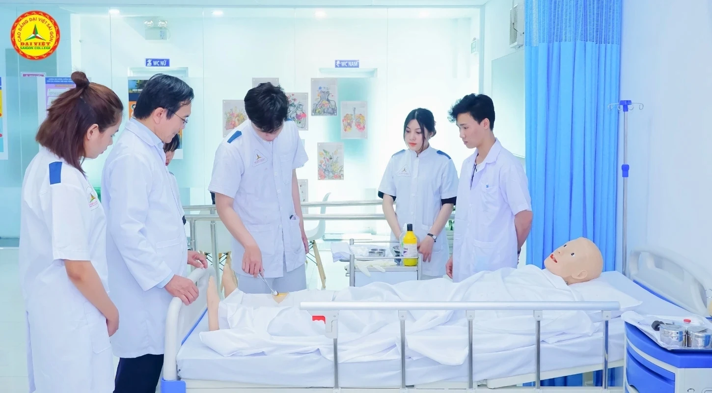VAST CAREER OPPORTUNITIES IN COLLEGE NURSING
