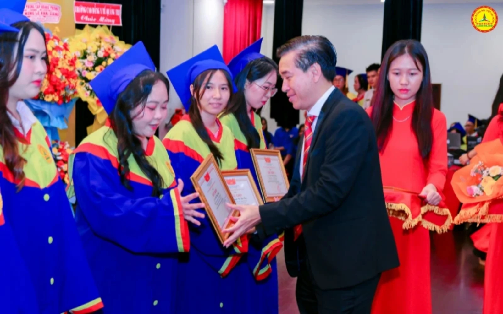DAI VIET COLLEGE WELCOMES OVER 1,000 NEW STUDENTS AND AWARDS SCHOLARSHIPS WORTH 3 BILLION VND