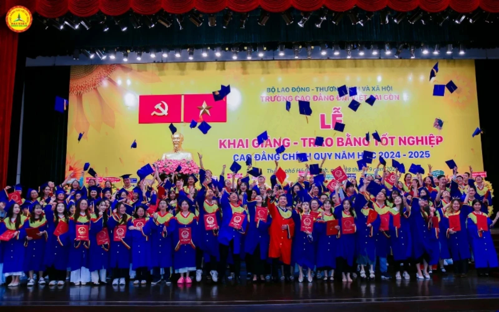 DAI VIET COLLEGE WELCOMES OVER 1,000 NEW STUDENTS AND AWARDS SCHOLARSHIPS WORTH 3 BILLION VND