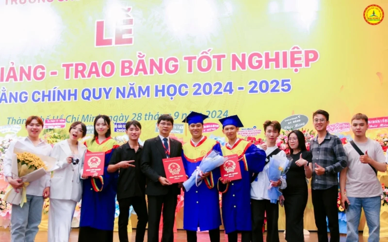 DAI VIET COLLEGE WELCOMES OVER 1,000 NEW STUDENTS AND AWARDS SCHOLARSHIPS WORTH 3 BILLION VND