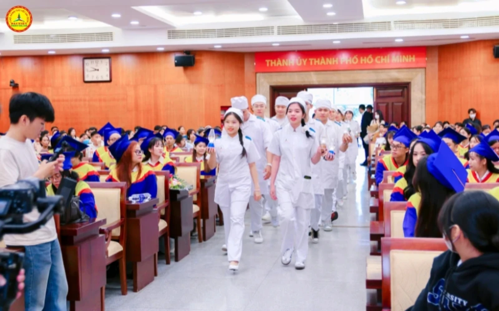 NEARLY 700 GRADUATES RECEIVE DIPLOMAS AND SCHOLARSHIPS WORTH 3 BILLION VND AT OPENING CEREMONY
