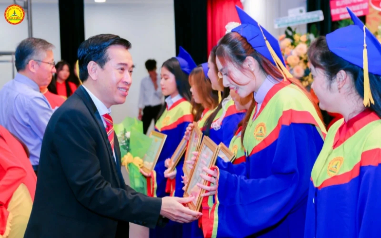 NEARLY 700 GRADUATES RECEIVE DIPLOMAS AND SCHOLARSHIPS WORTH 3 BILLION VND AT OPENING CEREMONY