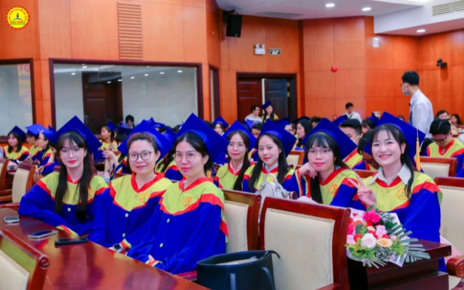 NEARLY 700 GRADUATES RECEIVE DIPLOMAS AND SCHOLARSHIPS WORTH 3 BILLION VND AT OPENING CEREMONY