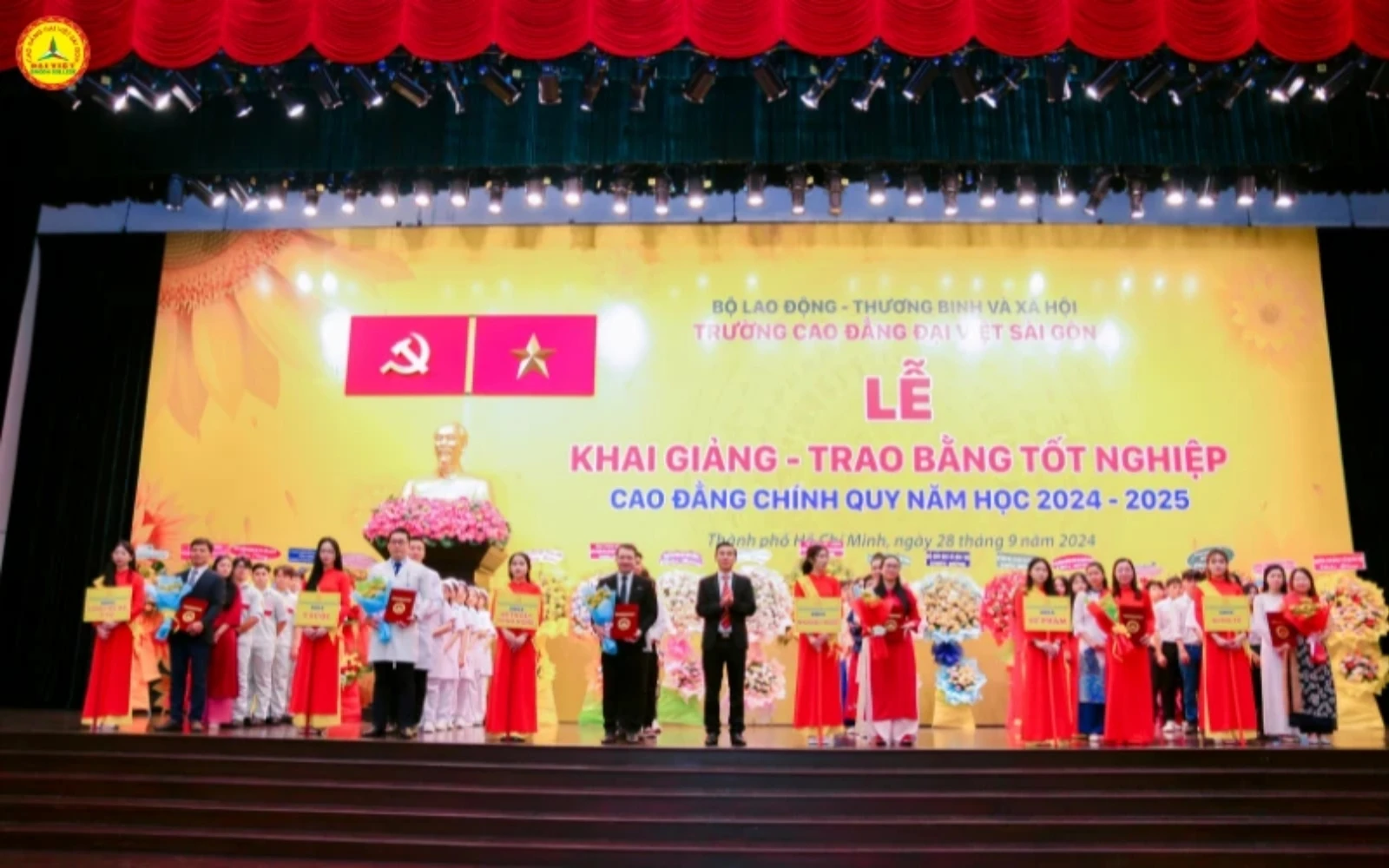 NEARLY 700 GRADUATES RECEIVE DIPLOMAS AND SCHOLARSHIPS WORTH 3 BILLION VND AT OPENING CEREMONY