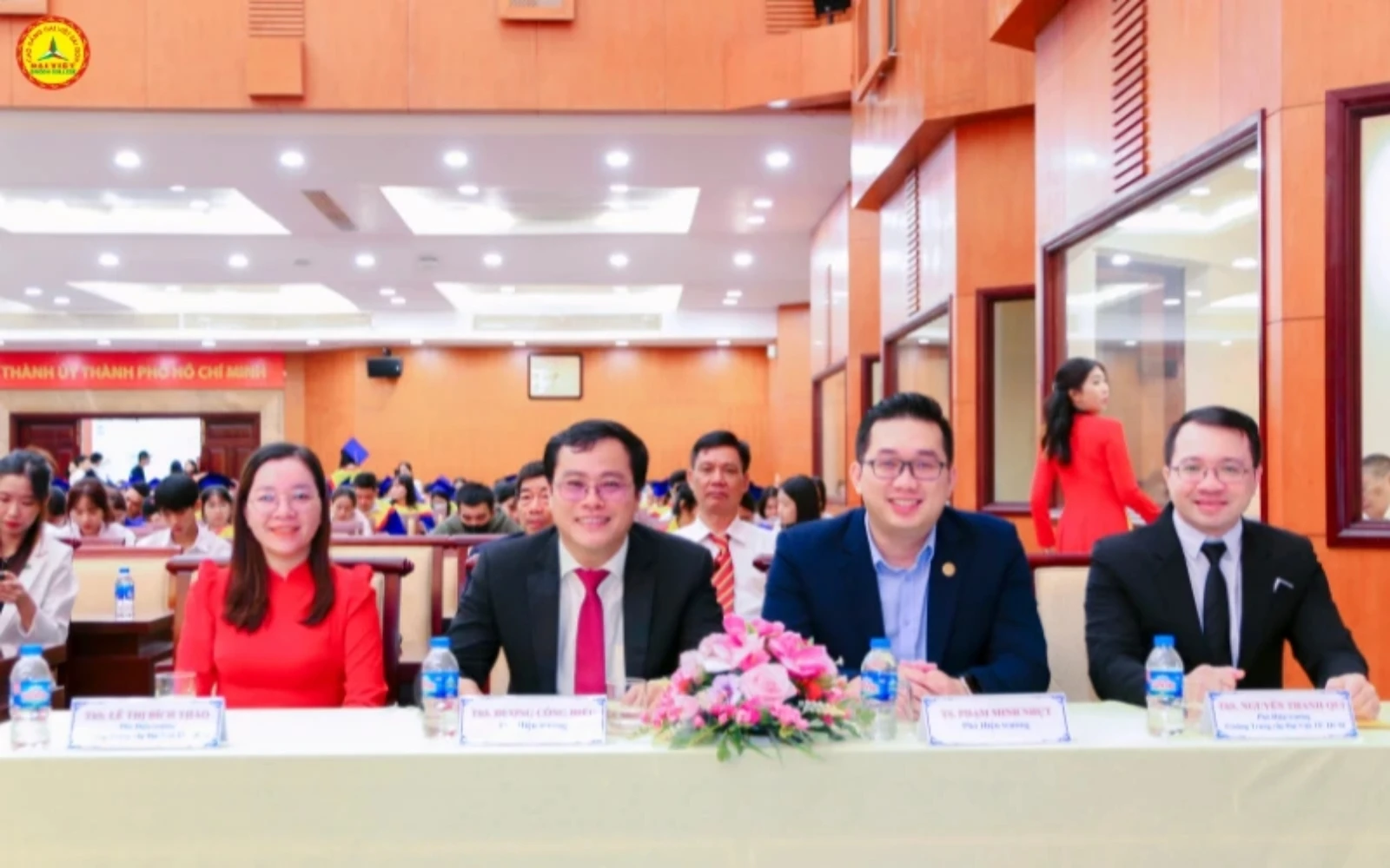 NEARLY 700 GRADUATES RECEIVE DIPLOMAS AND SCHOLARSHIPS WORTH 3 BILLION VND AT OPENING CEREMONY