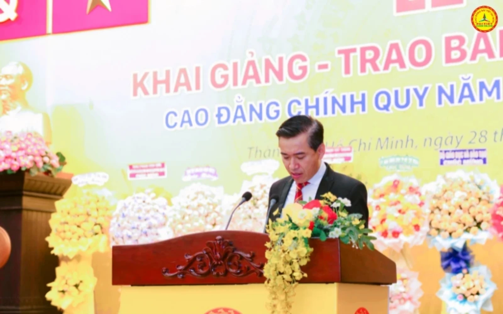 NEARLY 700 GRADUATES RECEIVE DIPLOMAS AND SCHOLARSHIPS WORTH 3 BILLION VND AT OPENING CEREMONY