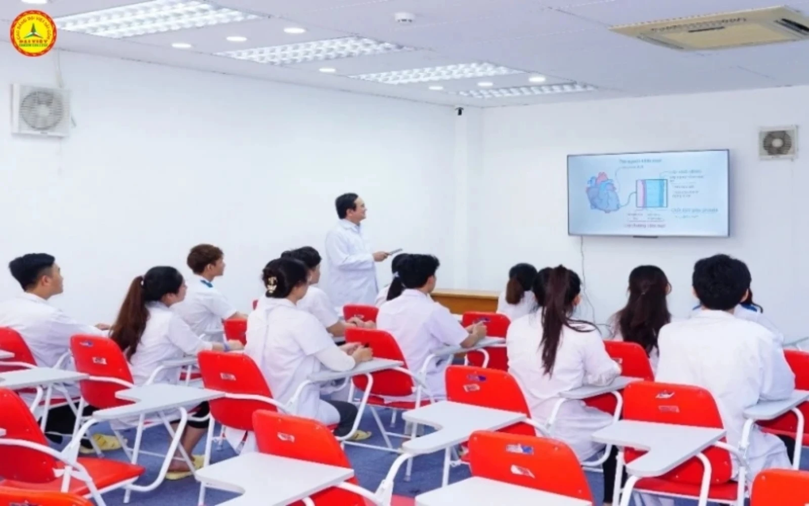 VAST CAREER OPPORTUNITIES IN COLLEGE NURSING