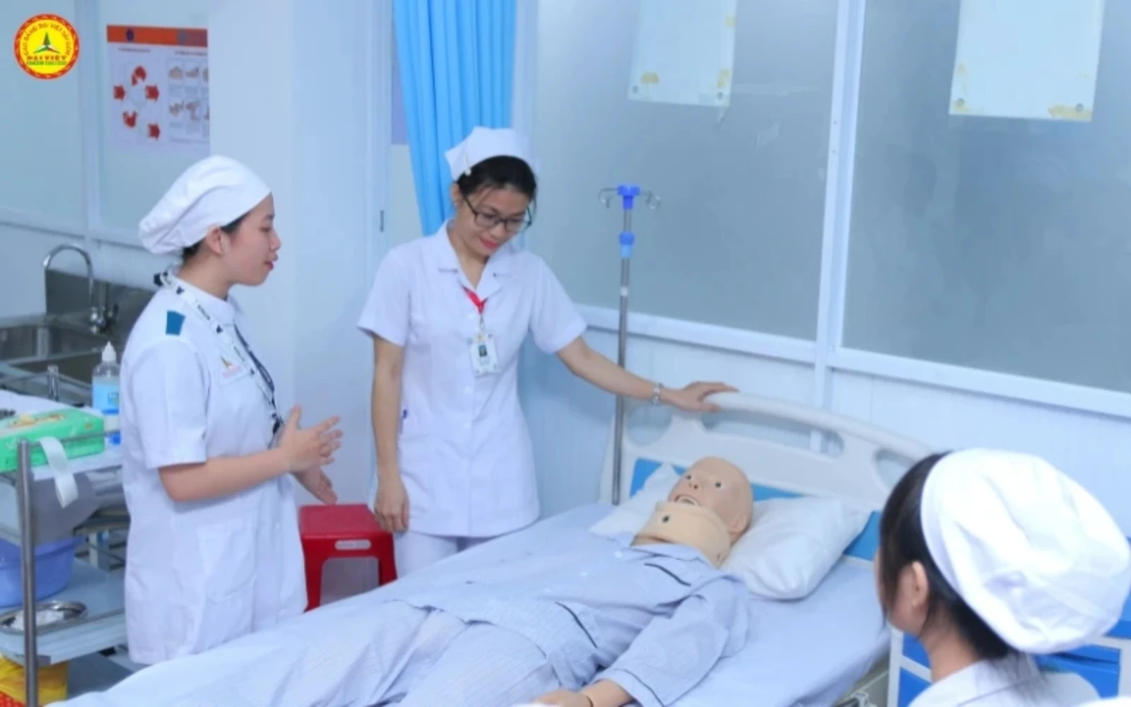 VAST CAREER OPPORTUNITIES IN COLLEGE NURSING